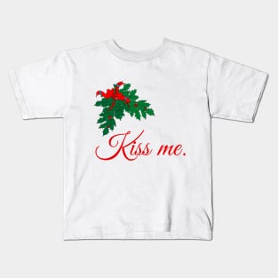 Kiss me under the mistletoe. Kids T-Shirt